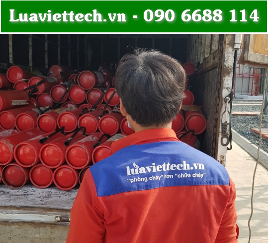 Kỹ thuật viên Luaviettech.vn chuyển bị xe và bình chữa cháy giao cho khách hàng
